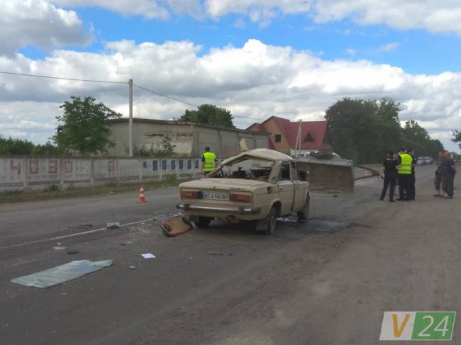 У Луцьку причіп від Mercedes розтрощив ВАЗ з пасажирами. ФОТО. ВІДЕО