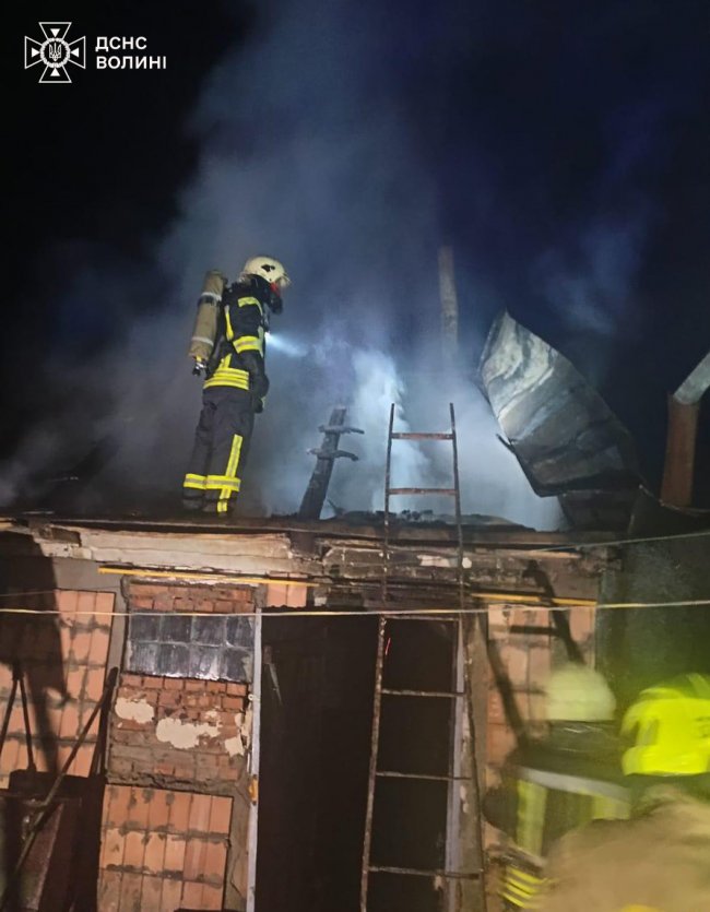 На Волині через замикання шурупокрута загорілася господарська будівля