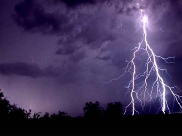 На Волині блискавка влучила у будівлю