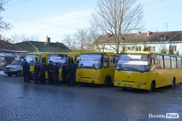 Під міськрадою мітингує фірма Голєвої