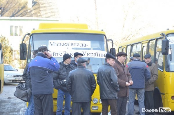 Під міськрадою мітингує фірма Голєвої