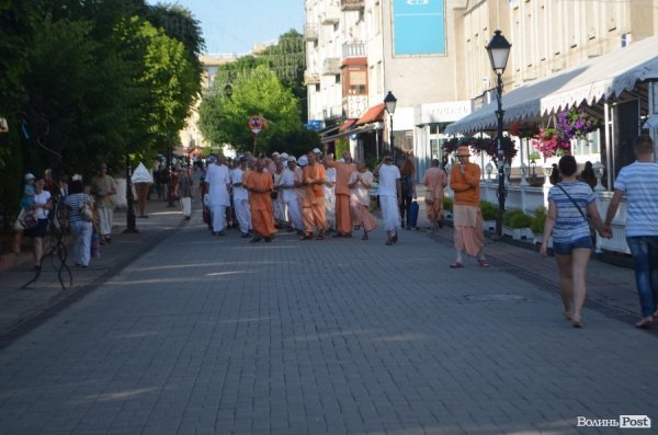 У Луцьку вулицю Лесі Українки заполонили кришнаїти. ФОТО