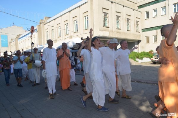 У Луцьку вулицю Лесі Українки заполонили кришнаїти. ФОТО