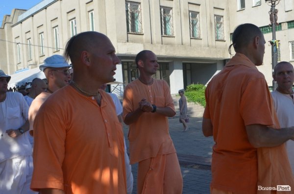 У Луцьку вулицю Лесі Українки заполонили кришнаїти. ФОТО