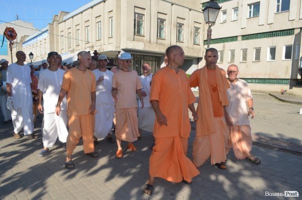 У Луцьку вулицю Лесі Українки заполонили кришнаїти. ФОТО