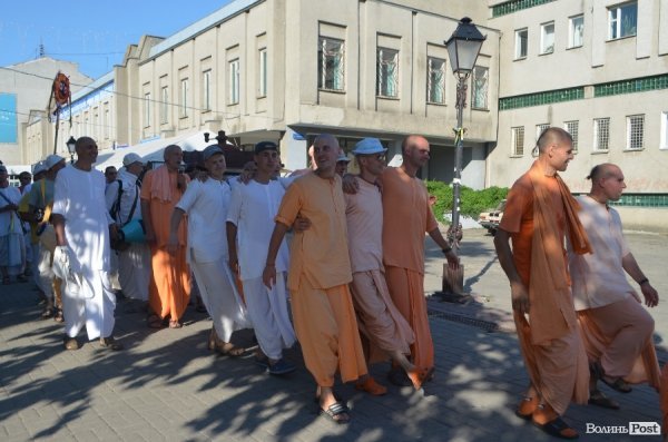 У Луцьку вулицю Лесі Українки заполонили кришнаїти. ФОТО