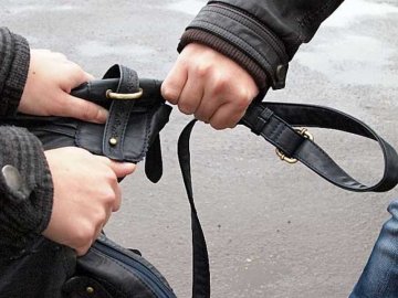 У місті на Волині на зупинці побили та обікрали жінку