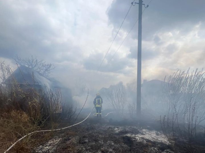 На Волині через пожежу сухої трави загорілася дача. ФОТО