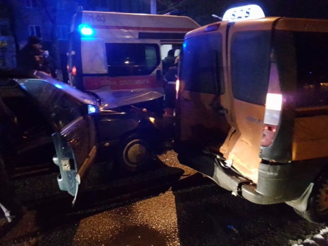  У Луцьку - нічна аварія за участі п'яного водія. ФОТО