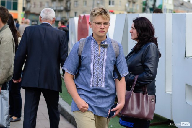 Безліч кольорів, орнаментів і візерунків: лучани у вишиванках – у центрі міста. ФОТОРЕПОРТАЖ 