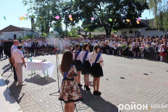 Волинські випускники зворушливо подякували вчительці