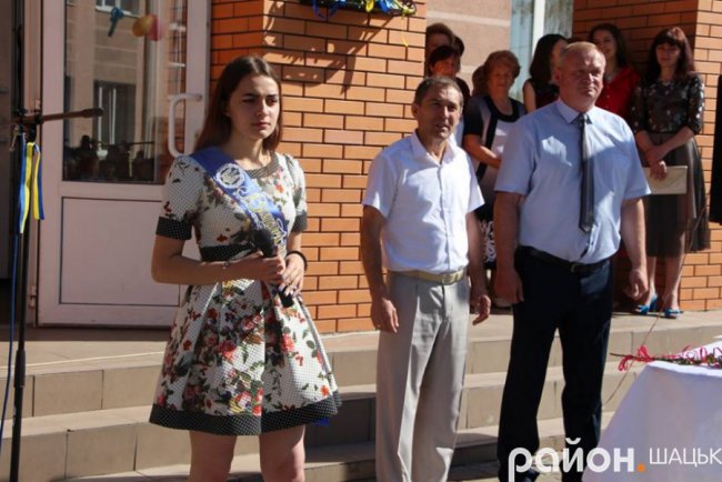 Волинські випускники зворушливо подякували вчительці