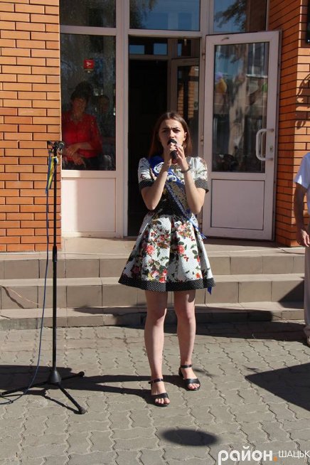 Волинські випускники зворушливо подякували вчительці