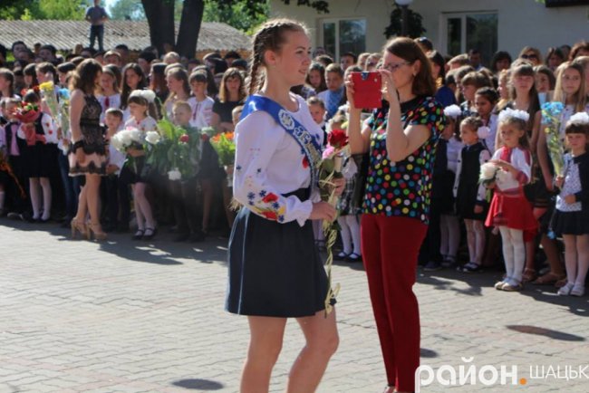 Волинські випускники зворушливо подякували вчительці