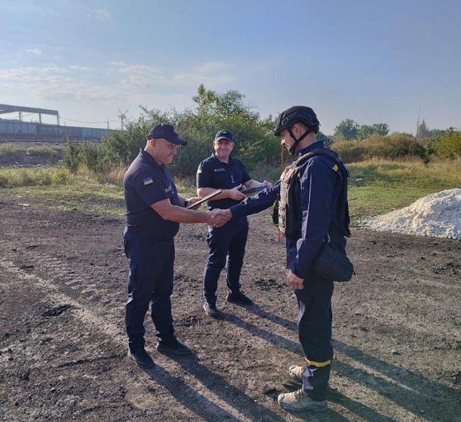 Волинським піротехнікам, які розміновують Донеччину, вручили нагороди та присвоїли звання. ФОТО