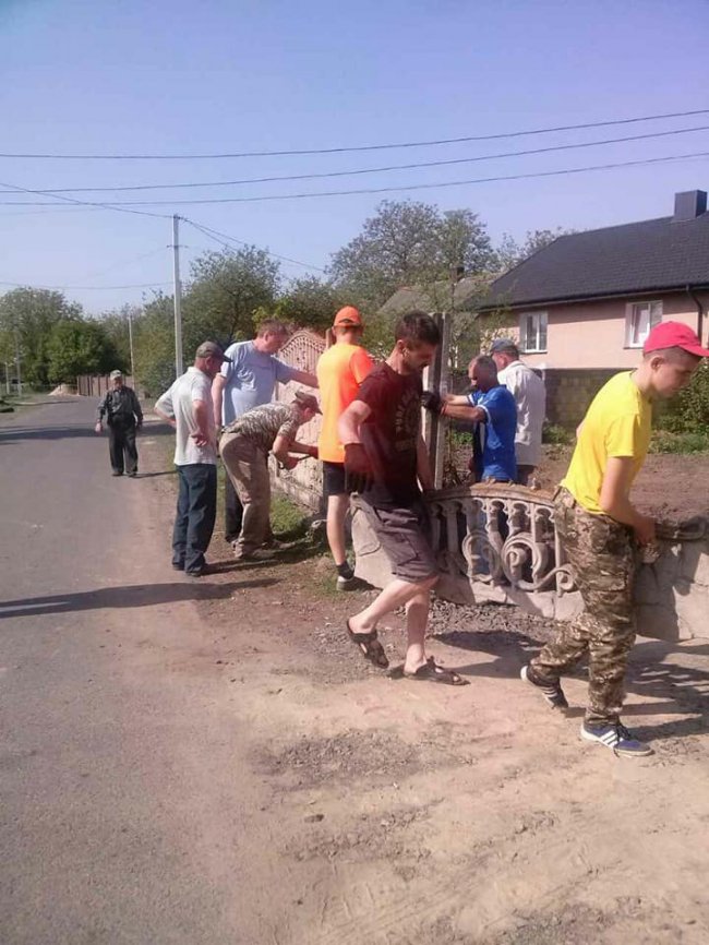 У селі під Луцьком облаштовують церковний сквер. ФОТО