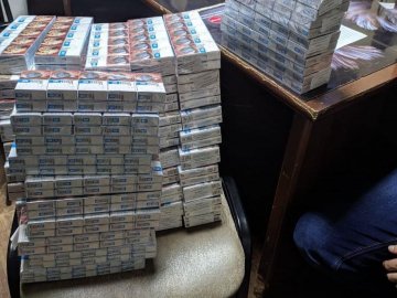 На Волині затримали чоловіків із повними рюкзаками контрабандних цигарок 