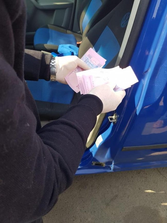 Відомі деталі затримання на хабарі оперуповноваженого Луцького відділу поліції