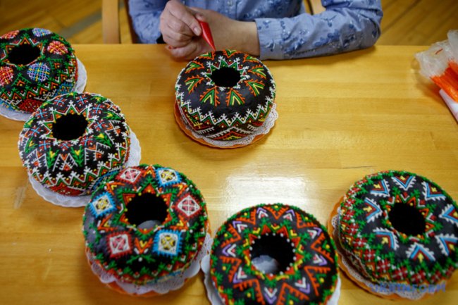 Солодка вишиванка: на Закарпатті молодятам замість короваю печуть медяник. ФОТО