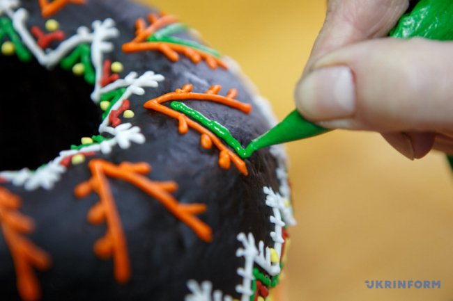 Солодка вишиванка: на Закарпатті молодятам замість короваю печуть медяник. ФОТО