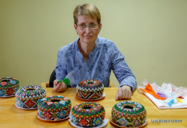 Солодка вишиванка: на Закарпатті молодятам замість короваю печуть медяник. ФОТО