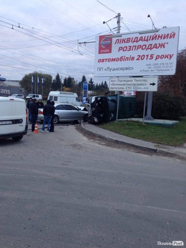 Аварія в Луцьку: бус перекинувся на бік