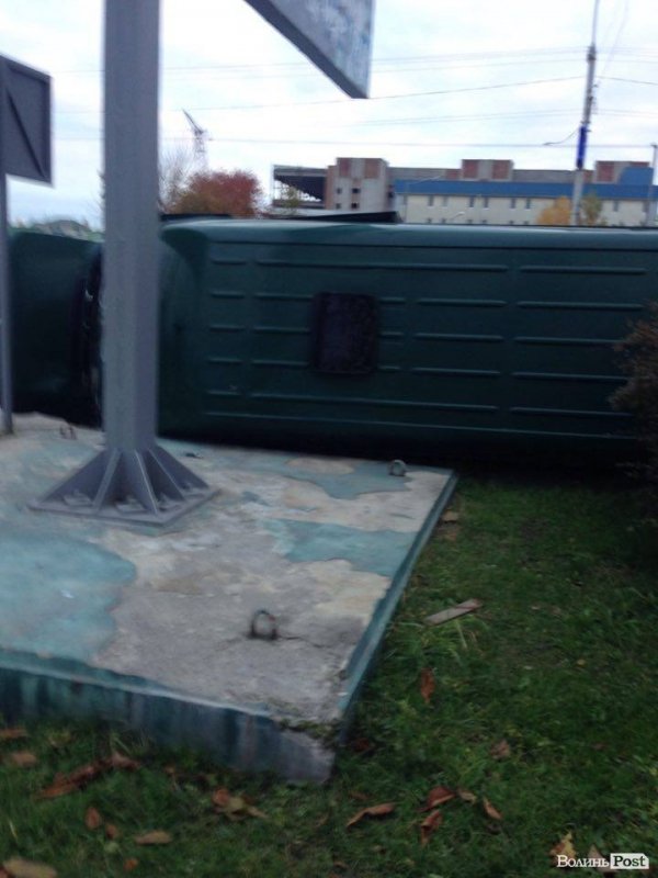 Аварія в Луцьку: бус перекинувся на бік