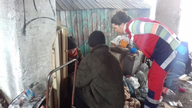 У Луцьку врятували жінку, яка ледь не замерзла біля смітника