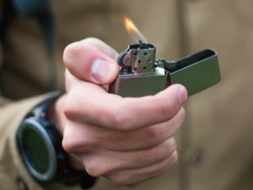 На Волині п'яний хуліган облив бензином авто прикордонників і погрожував підпалити