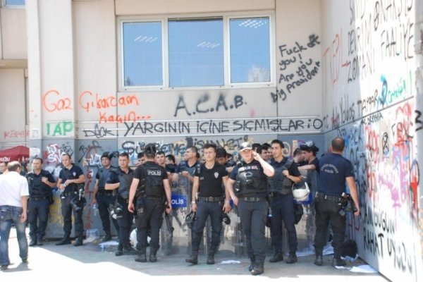 У Туреччині ‒ нові сутички між поліцією та демонстрантами. ФОТО