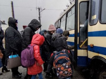 Понад 40 школярів на Волині пів року до школи їздять рейсовим автобусом. ВІДЕО