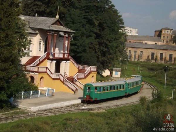 У центрі Луцька розвалюється міст. ФОТО