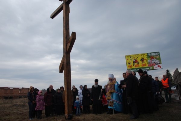 Луцьк оточать хрестами. ФОТО