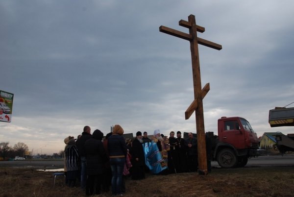 Луцьк оточать хрестами. ФОТО