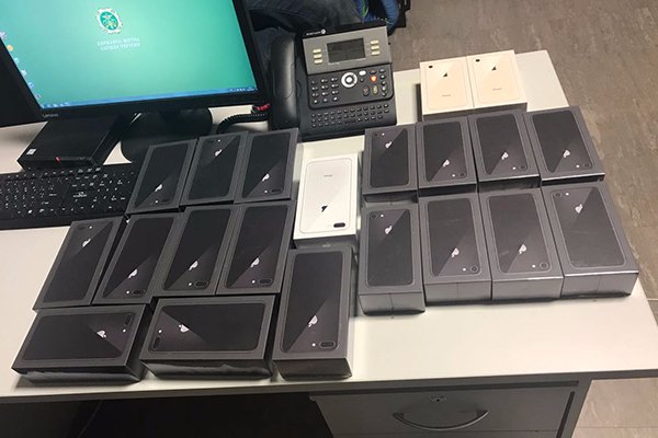 Українець віз через кордон два десятки iPhone 8 
