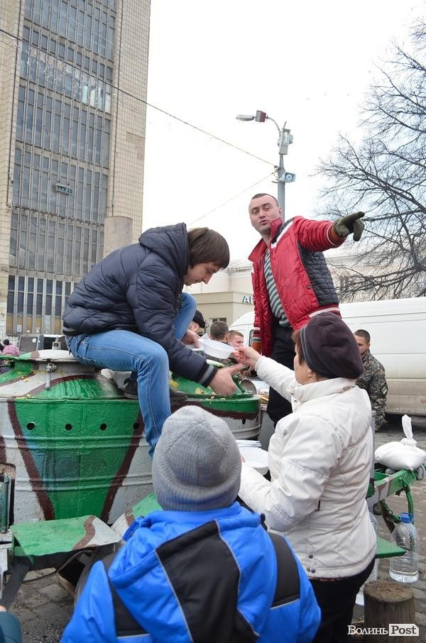 Лучани їли куліш, щоб допомогти волинським військовим. ФОТО