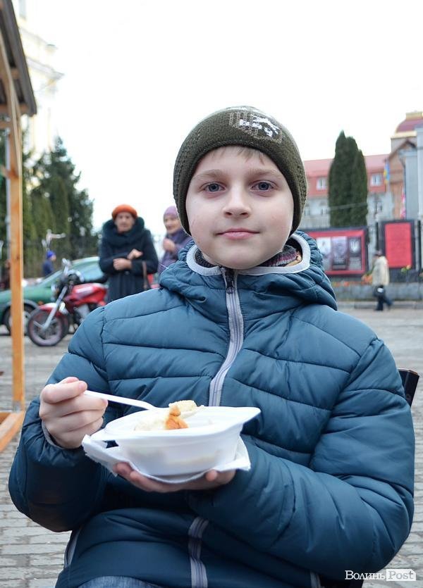 Лучани їли куліш, щоб допомогти волинським військовим. ФОТО