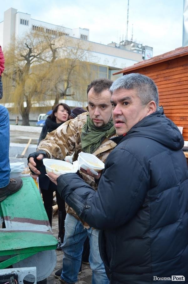 Лучани їли куліш, щоб допомогти волинським військовим. ФОТО