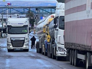 На виїзд з України очікують майже 1800 вантажівок та 43 авто: ситуація на кордоні