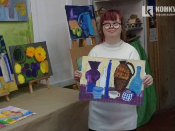 За малюнки має диплом від Папи Римського: юна «сонячна» лучанка презентувала свої роботи.ФОТО
