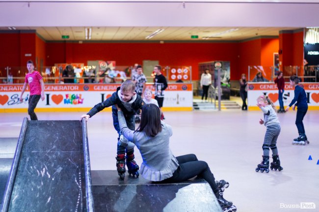 У Луцьку особливі діти з посадовцями вчилися кататися на роликах. ФОТО