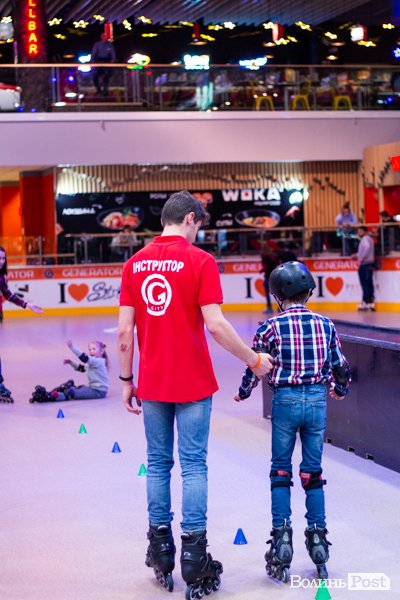 У Луцьку особливі діти з посадовцями вчилися кататися на роликах. ФОТО