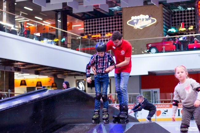 У Луцьку особливі діти з посадовцями вчилися кататися на роликах. ФОТО