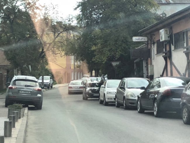 У Луцьку заммера перегородив тротуар біля пабу. ФОТО