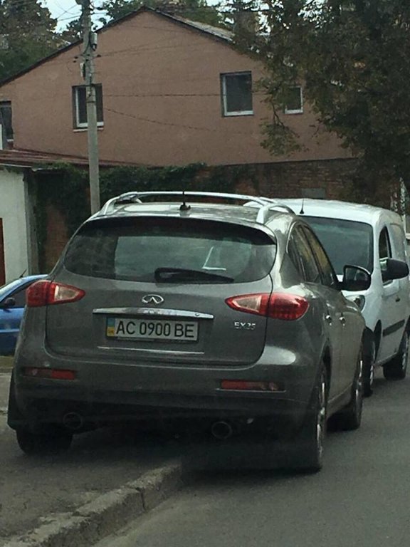 У Луцьку заммера перегородив тротуар біля пабу. ФОТО