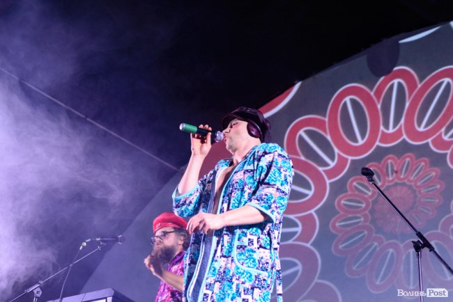 «GAS у Луцьку доведеться освячувати»: ФОТОРЕПОРТАЖ з епатажного концерту «Хамерманів» в халатах і трусах