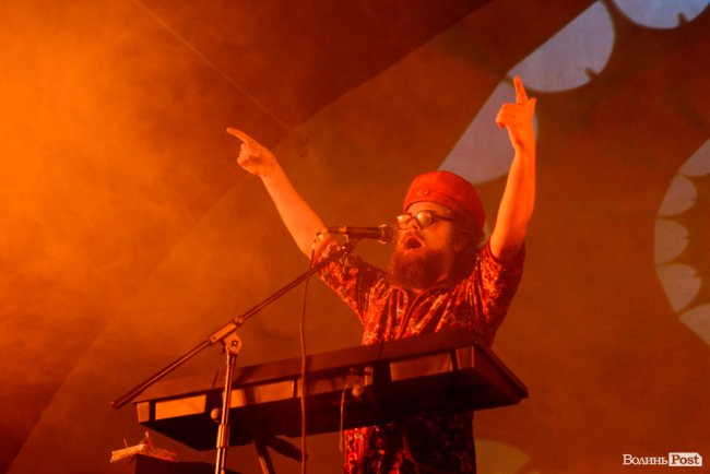 «GAS у Луцьку доведеться освячувати»: ФОТОРЕПОРТАЖ з епатажного концерту «Хамерманів» в халатах і трусах