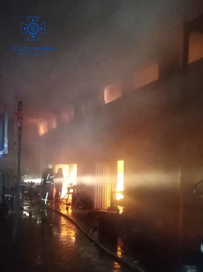 На Волині горіла автомайстерня. ФОТО