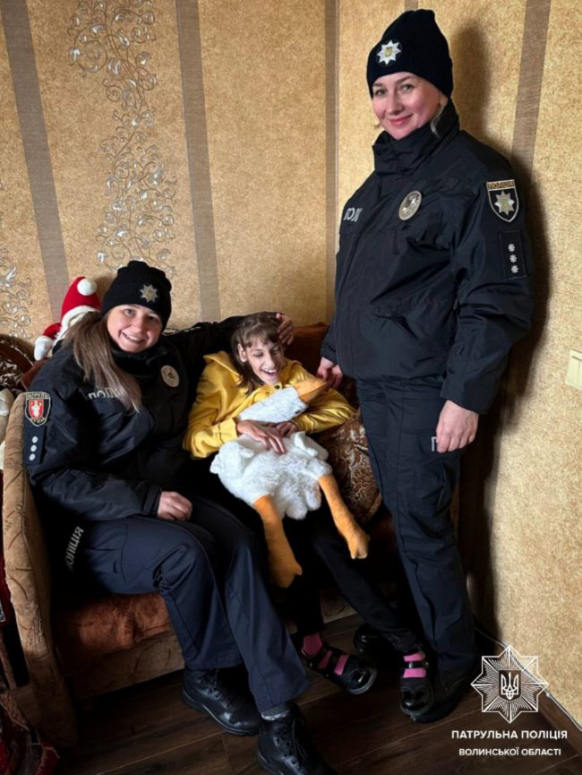 На Волині патрульні подарували краплинку радості малечі