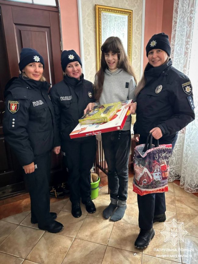 На Волині патрульні подарували краплинку радості малечі